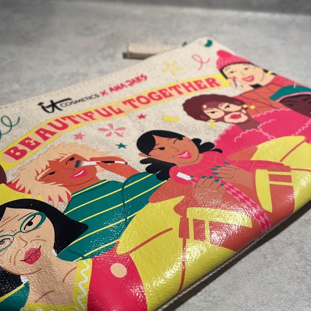 New IT Cosmetics case - Picture 3 of 6